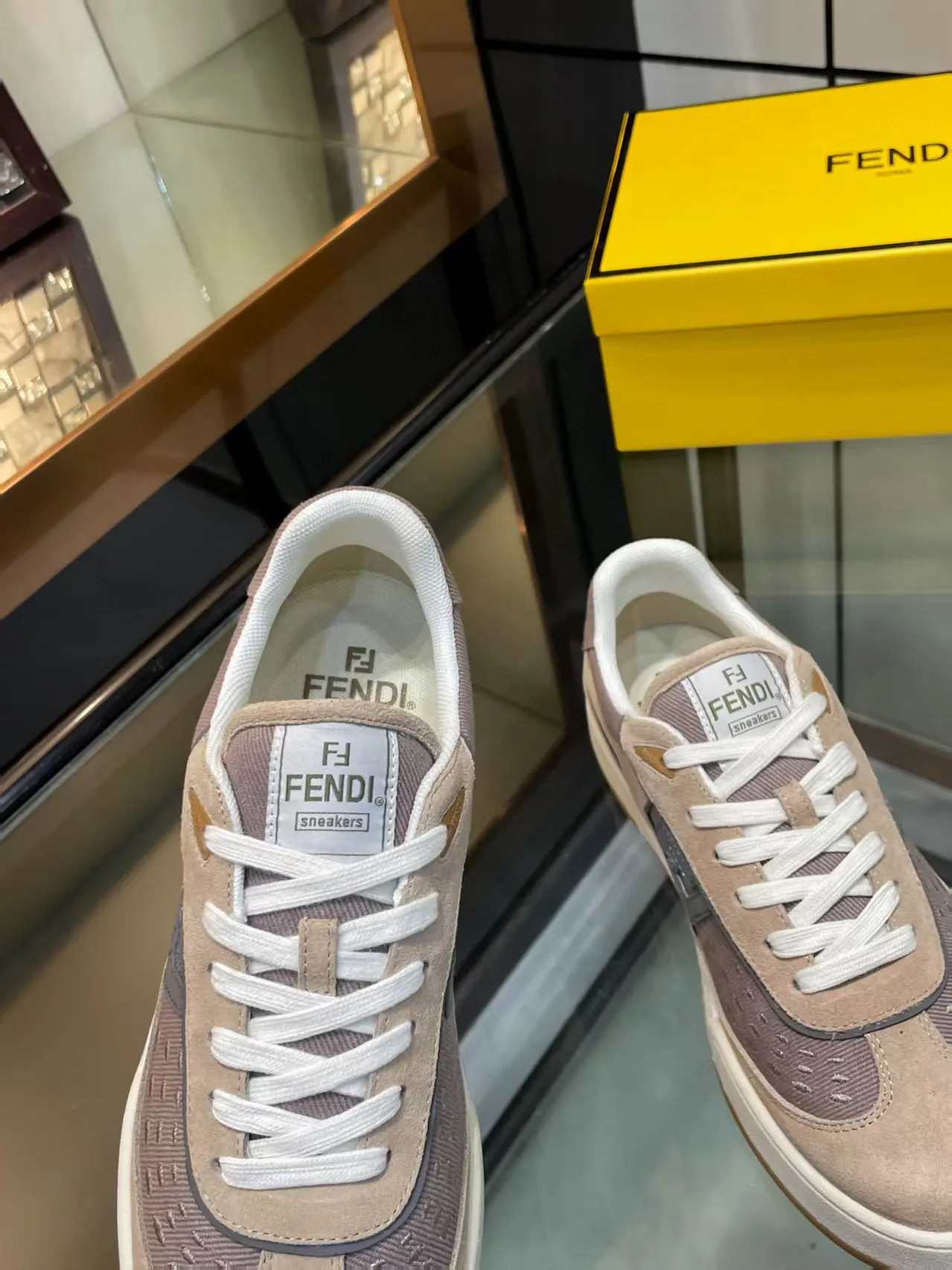 Factory price: 600💰Top version for couples Fendi 2025 New Year Hot Series [Couples👫Casual Sports Shoes] FD match Original Purchased One to One Reproduction The first sports shoe fendi match created by designer Kim Jones and Donkey Brand Trainer basketball sneakers, fresh blood injected with FF retro design Super good-looking and versatile, the upper is made of cowhide and cowhide splicing combination, with raised double F on the side The logo lining is made of terry velvet ✔️ Super soft on the feet, lightweight, comfortable to match with sweatshirts, Fabric: Cowhide ➕ Cow color matching, Outsole: Original open mold multi-color color matching sole, Packaging: Original full set of packaging, Size: Women's 35-40 / Men's 38-44, customized 45